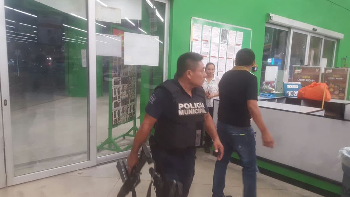 Asaltan Bodega de Aurrerá en Playa del Carmen, e inicia fuerte persecución