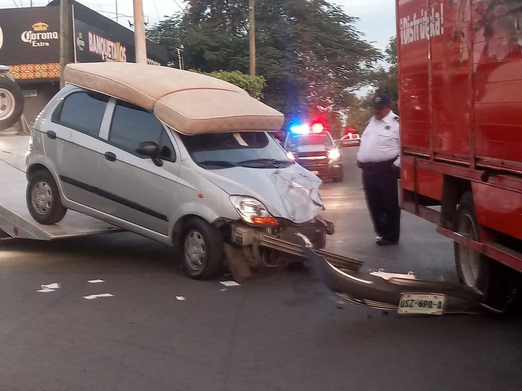Se estrella contra camión refresquero