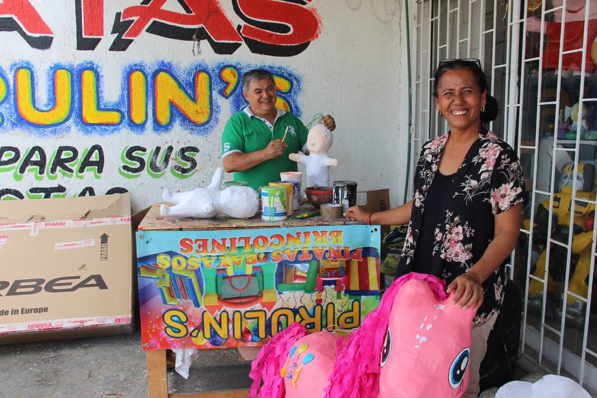 Artesanos playenses de piñatas usan técnica única en la región