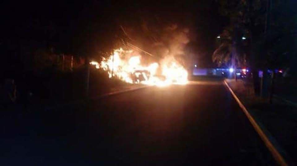Incendian tres camionetas en Chetumal