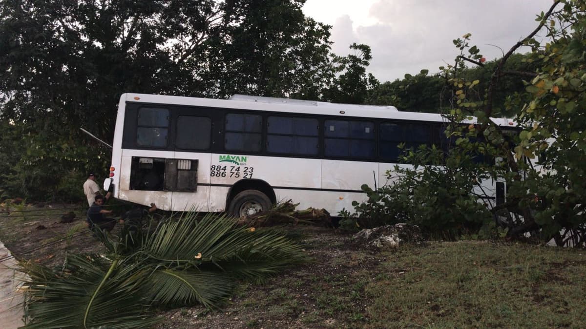 Rescatan camión de la laguna Nichupté