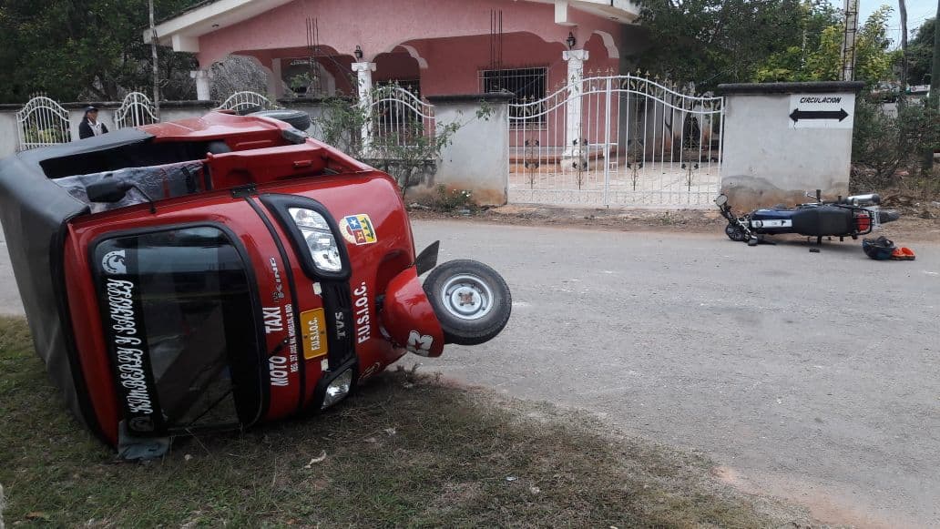 Mototaxi se pasa alto y provoca accidente