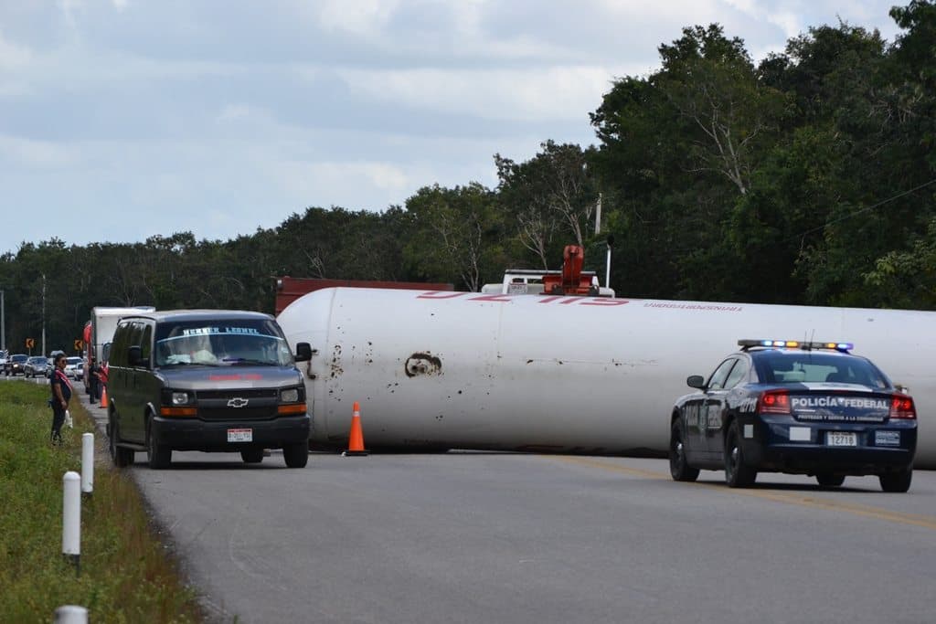 Se vuelca tanque de gas en carretera por Felipe Carrillo Puerto