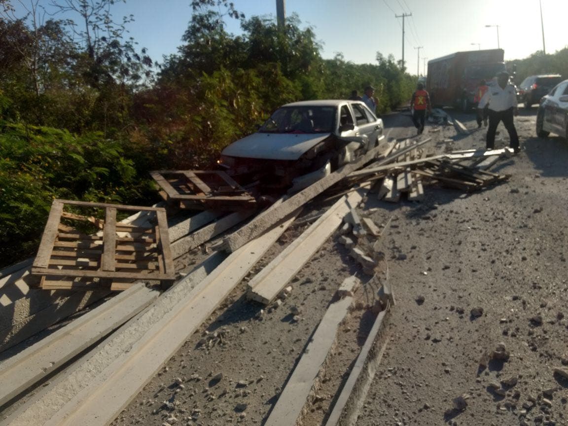 Se desploman vigas que transportaba un tráiler en Cancún