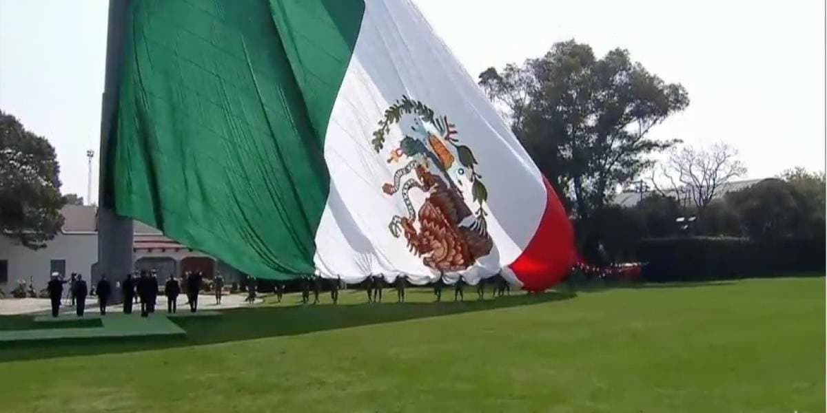"No importa si la bandera está al revés, nos da orgullo de ser mexicanos": Peña Nieto