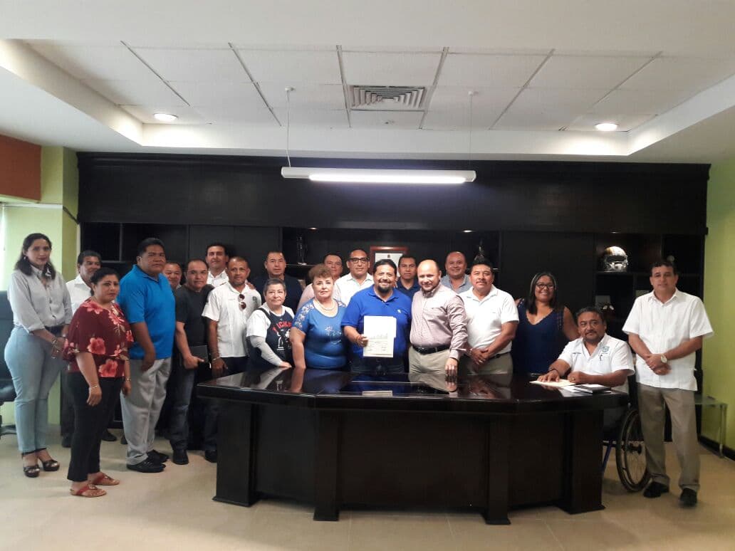 Van cuatro por la dirigencia taxista en Playa del Carmen