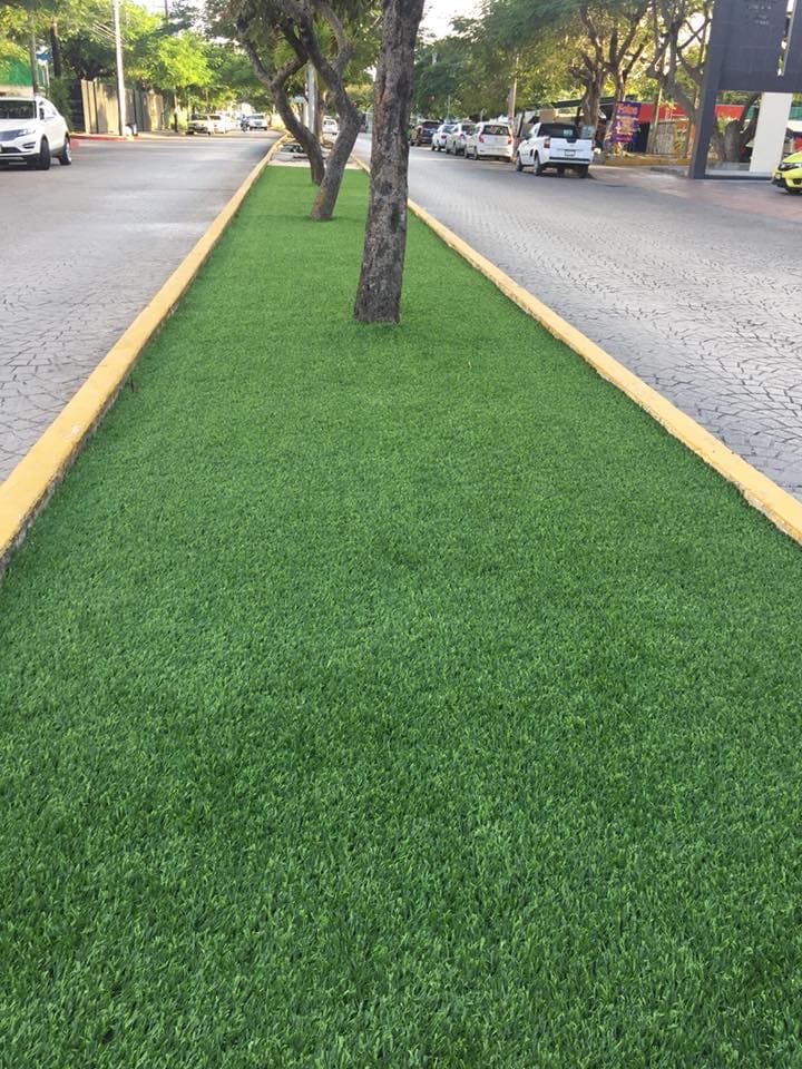 Partido Verde coloca pasto sintético en los camellones de Cancún