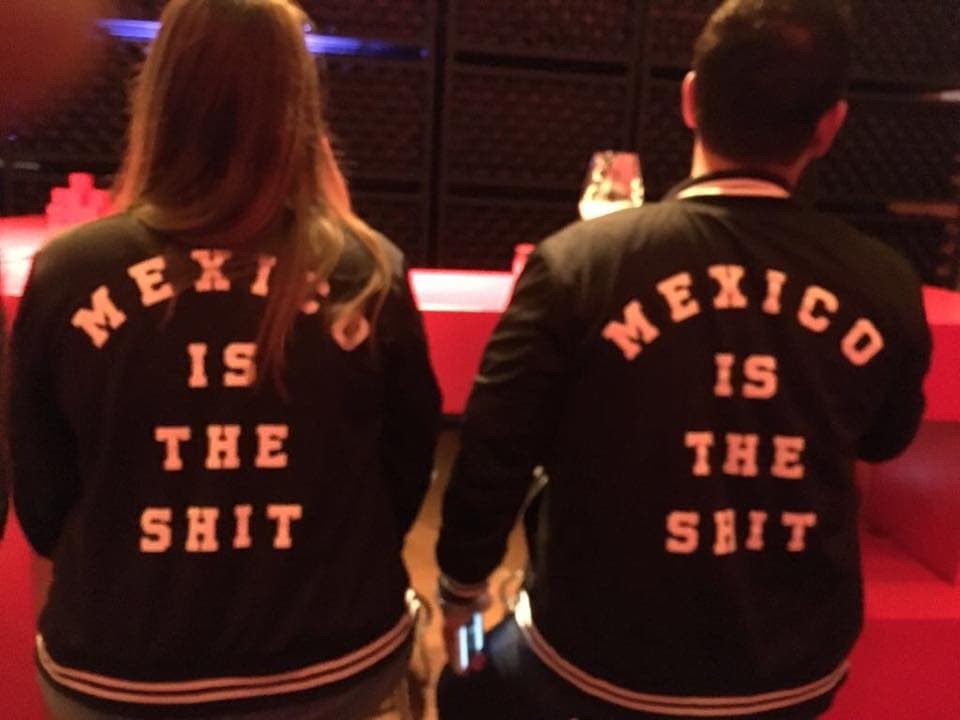 Los corren por usar chamarra con la frase:"Mexico is the shit"