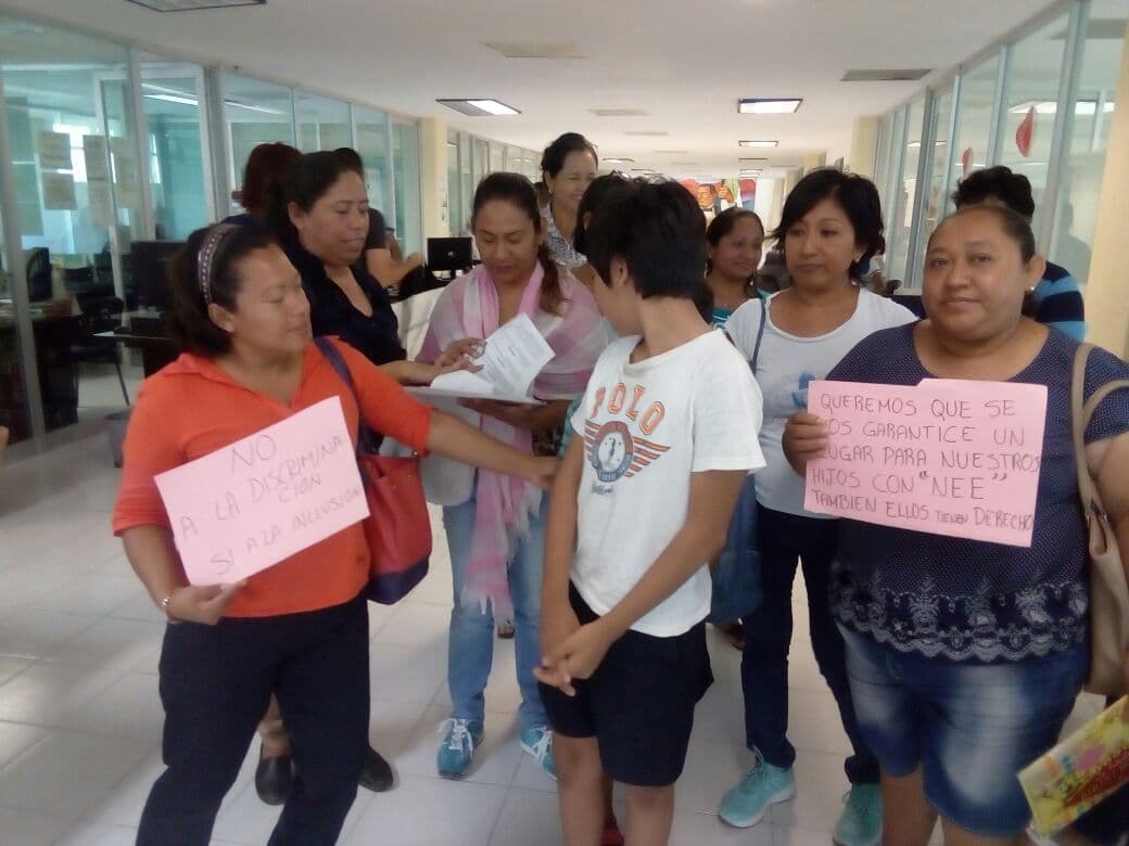 Protestan padres de niños discapacitados en la SEQ