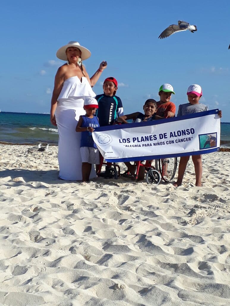 Niños con cáncer de "Los planes de Alonso", visitan el hotel RIU Yucatán