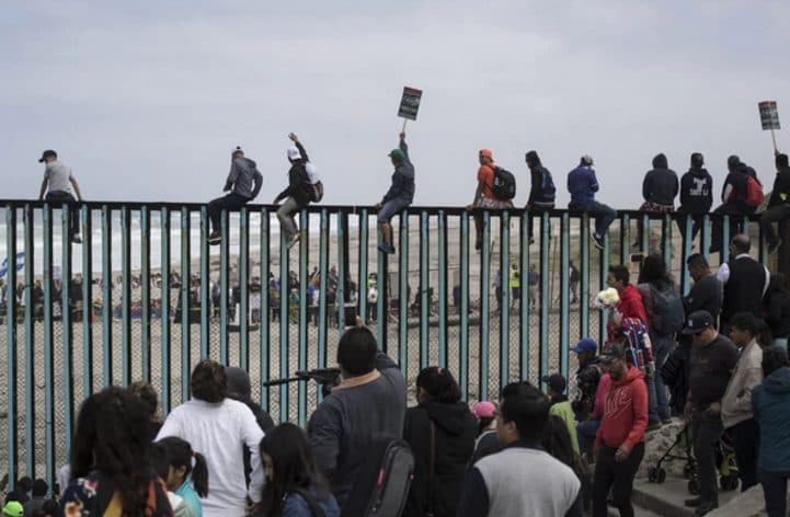 Caravana de migrantes colapsa paso fronterizo con Estados Unidos