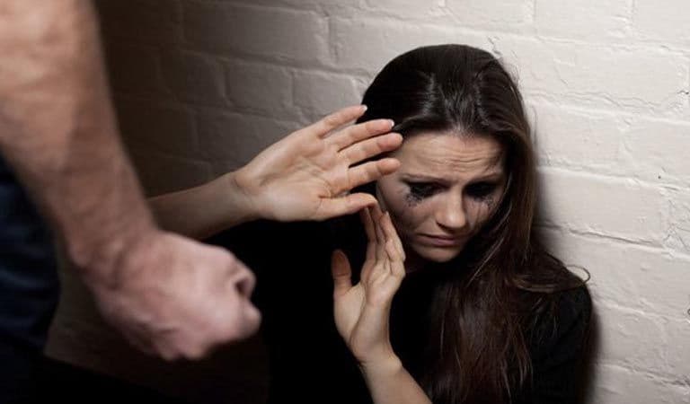 Golpea a su pareja embarazada y casi aborta