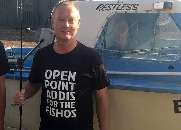 Pescador atrapa a tiburón muerto, realiza cesárea y libera a sus crías