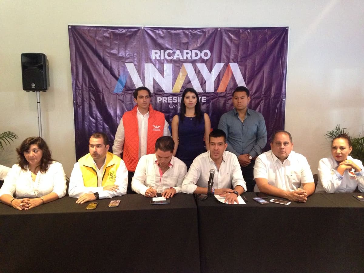 Presenta PAN-PRD-MC al equipo de campaña de Anaya en Q.Roo