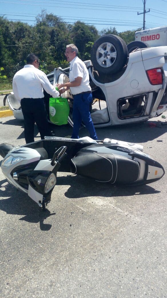 Chocan camionetas frente a Centro Maya