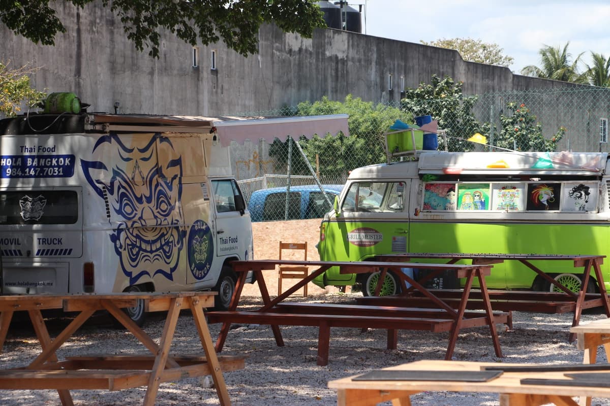 Se unen food trucks en "campamentos" en Playa del Carmen