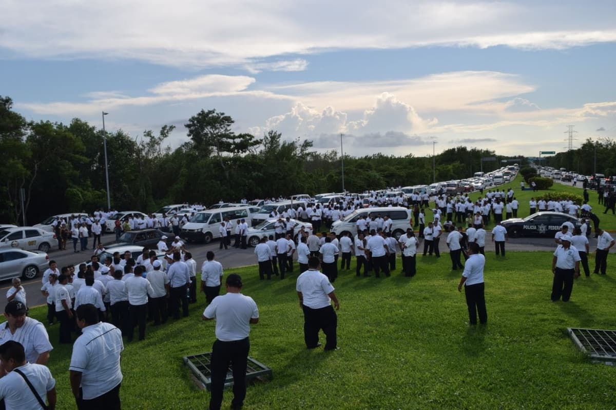 Taxistas "desquician" la zona hotelera