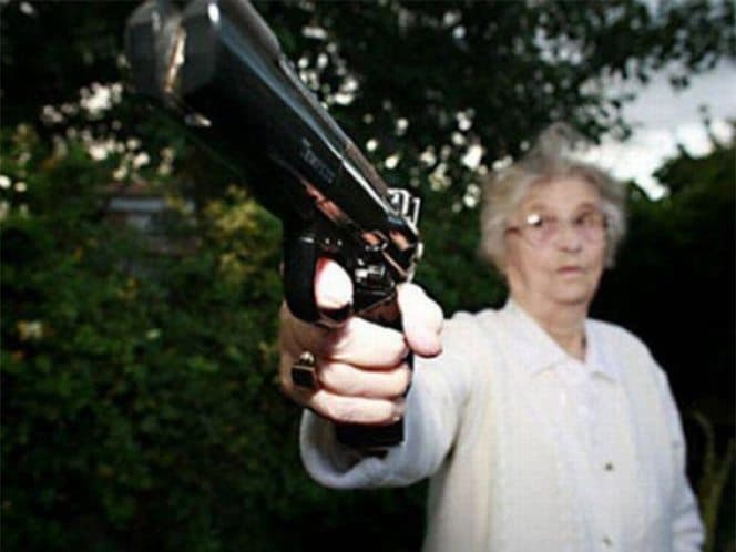 Abuela alarma a pasajeros de tren por portar arma de juguete