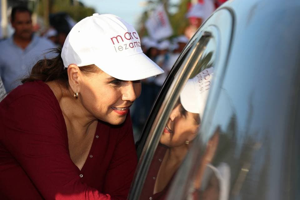 Entregando volantes, Mara Lezama provoca accidente vial en Cancún
