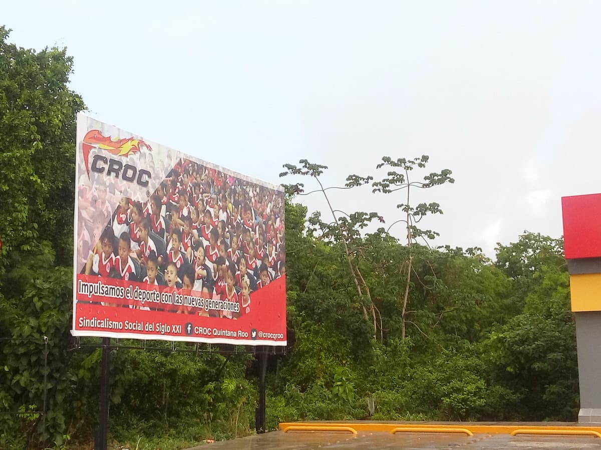 Dilapida Martín de la Cruz recursos en espectaculares de la CROC