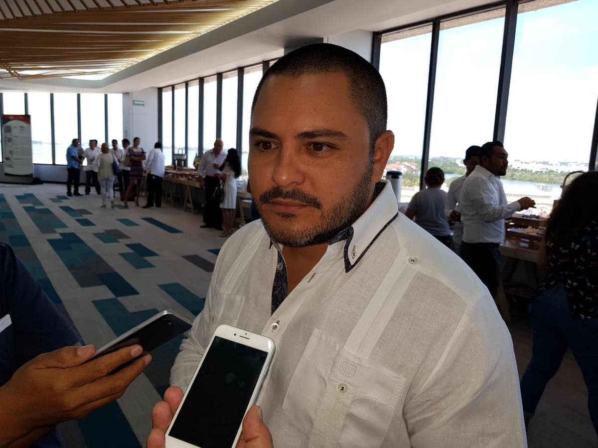 Issac Janix hace historia, ratifica renuncia al dinero público