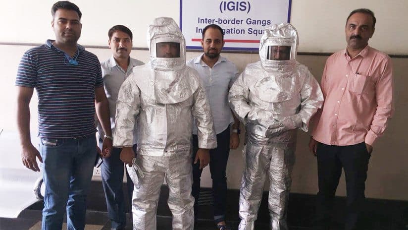 Usaban "trajes espaciales" y decían que vendían productos a la NASA