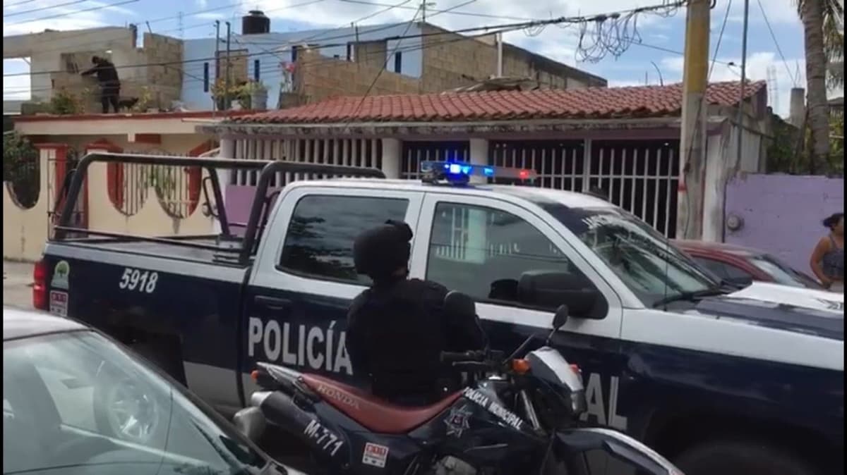 Asaltantes intentan huir por los techos; detienen a uno