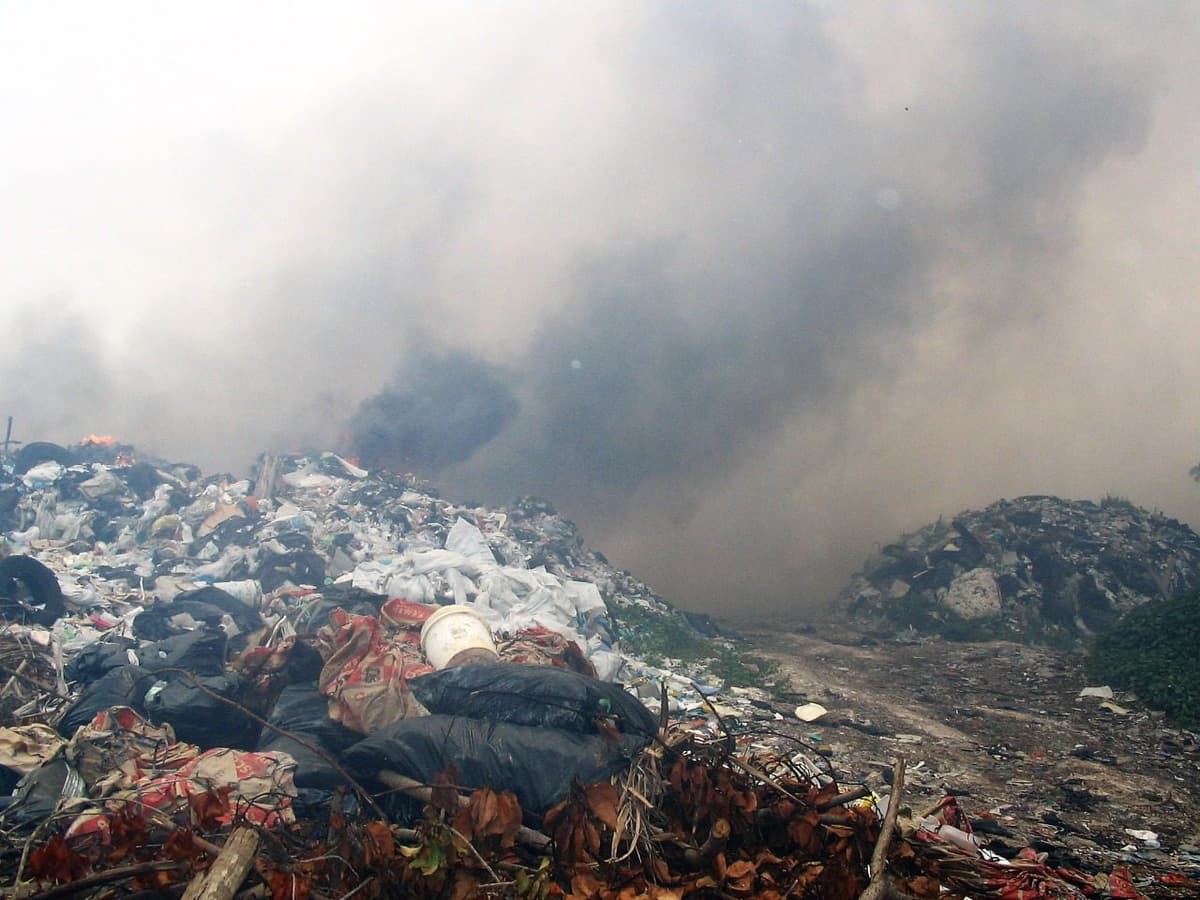 Incendio en tiradero de Tulum sigue, dos meses después
