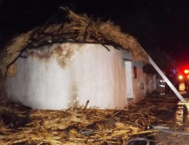 Fuego arrasa con humilde vivienda en Yucatán