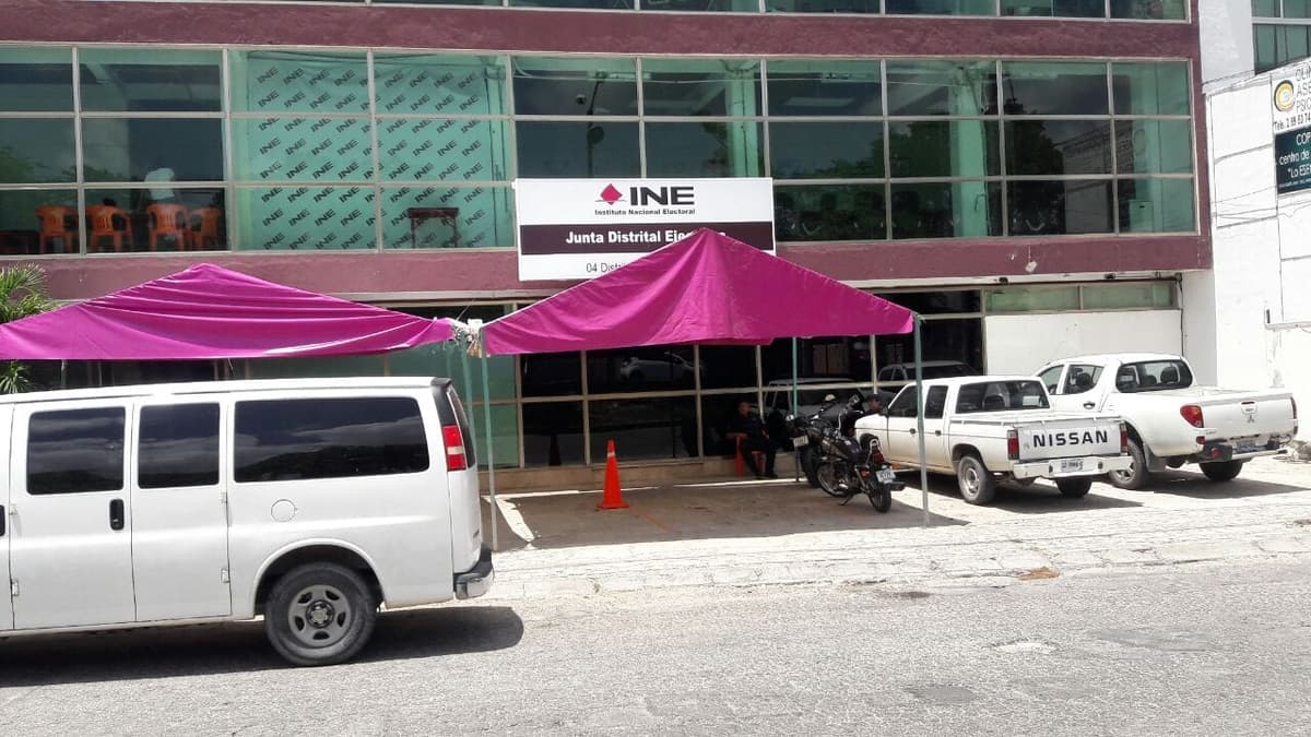 Protestan trabajadores del INE