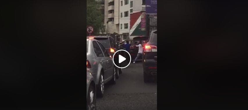 Con palos y piedras atacan camioneta que portaba propaganda de Anaya