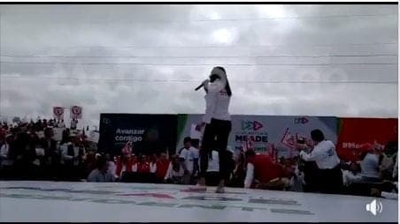 Mujer se la mienta al partido equivocado y la abuchean