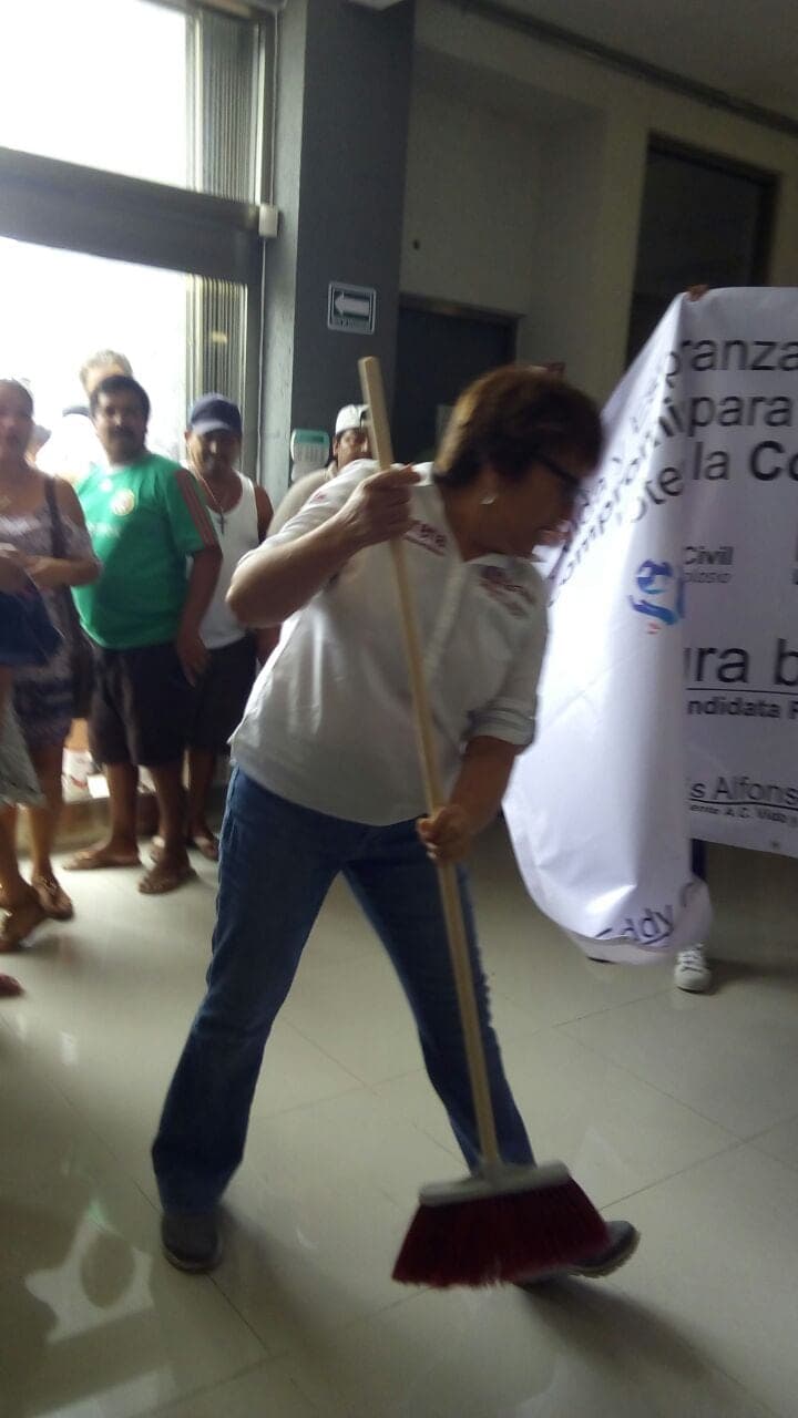 Circo y maroma de Laura Beristain, ahora hace campaña con una escoba