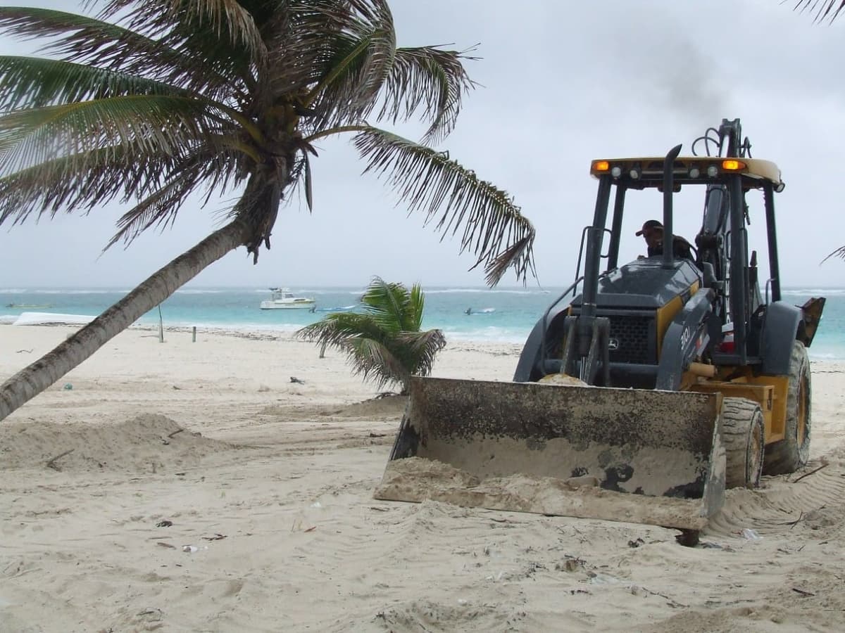 Exigen renuncia de líder hotelero en Tulum, por desmontar y rellenar manglar