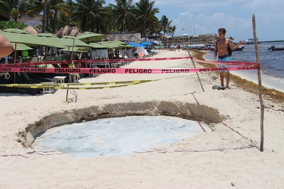 Se abre 'ojo de agua', investigan si es cenote o socavón