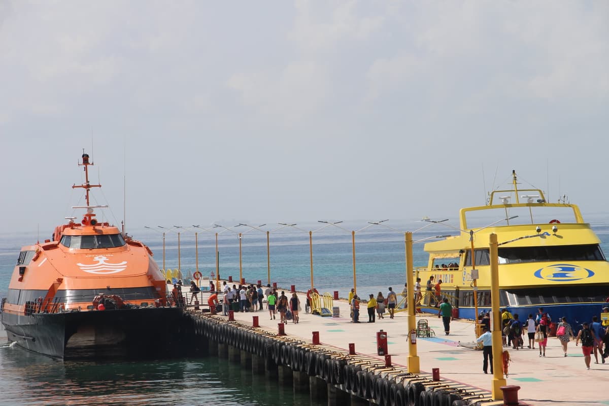 Fuerte afluencia turística en la Terminal Marítima de Playa del Carmen
