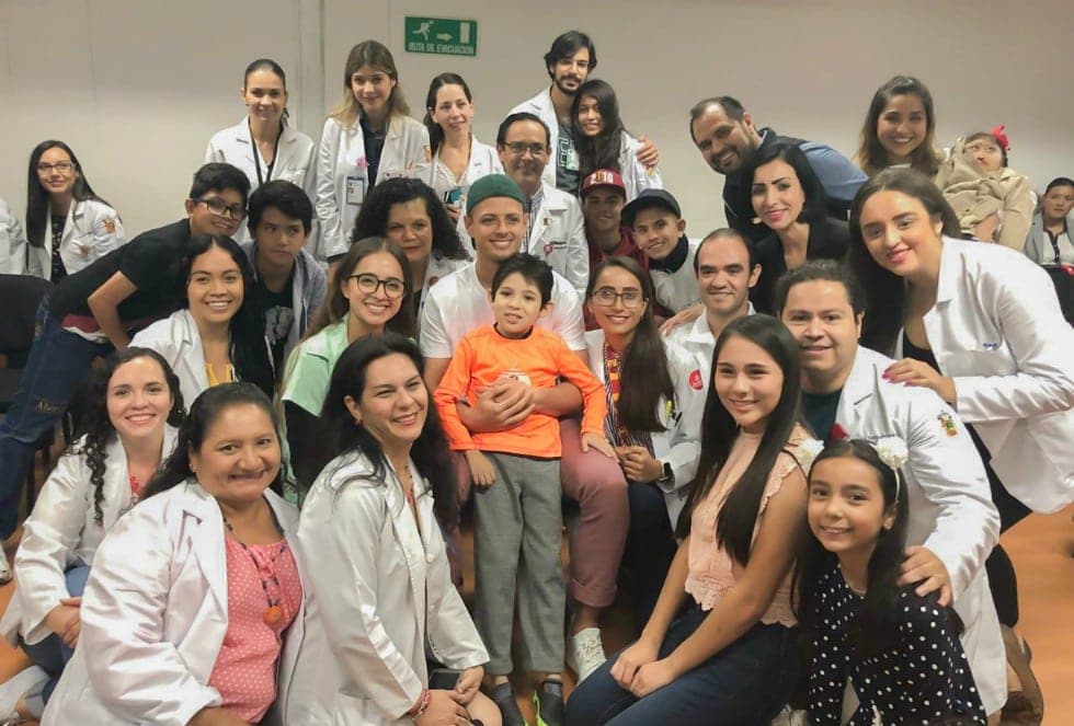 "Chicharito" Hernández visita hospital de Guadalajara a petición de un "minifan"