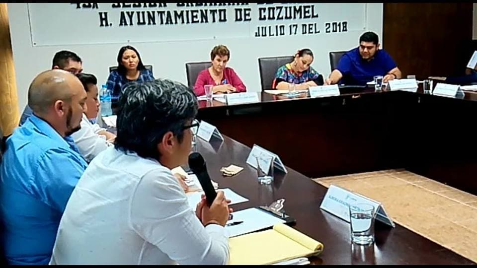 "Cachan" a Perla Tun jugando gato en plena sesión