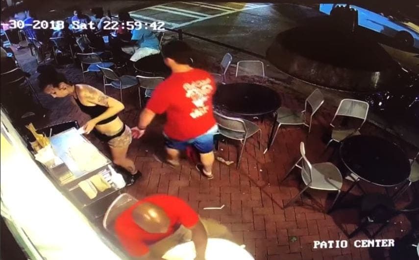 Cámaras de seguridad captan el momento en que mesera se defiende de un acosador