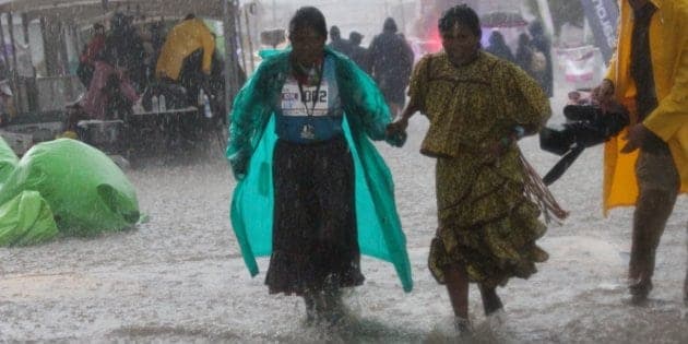 Mujer rarámuri corre ultramaratón en huaraches y obtiene el segundo lugar