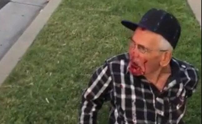 (Video) Golpean con un ladrillo a un mexicano de 92 años; "vete a tu país", le exigen en EU