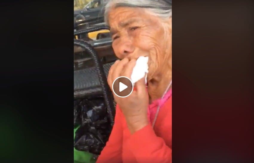 (Videos) Discriminan a mujer indígena en Starbucks