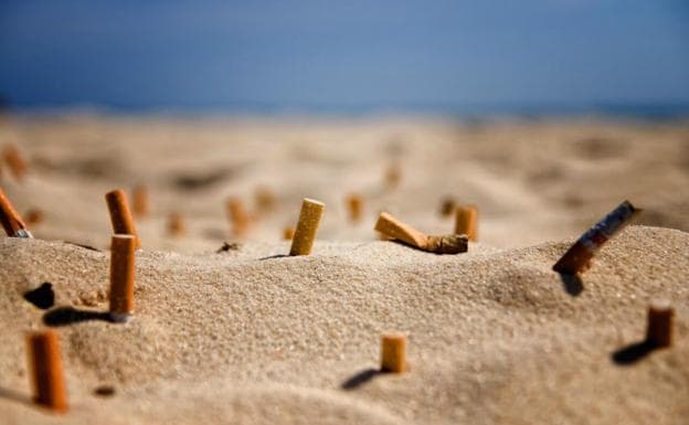 Las colillas de cigarro contaminan más los océanos que los popotes