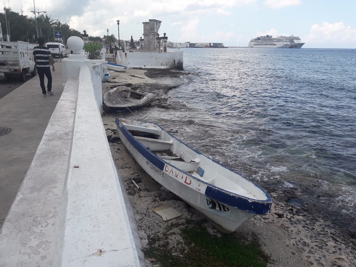 En pésimas condiciones las espaldas del Malecón en Cozumel