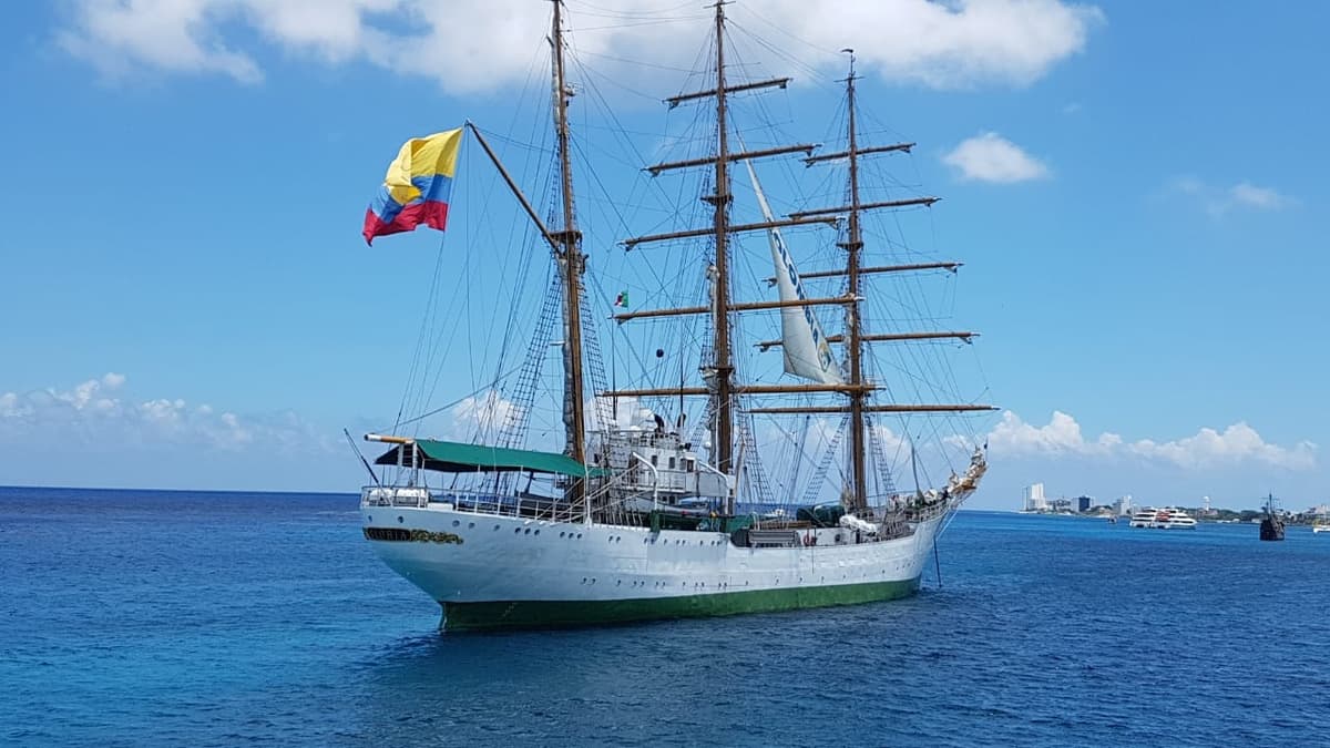 Arriba a Cozumel buque de la Armada de Colombia