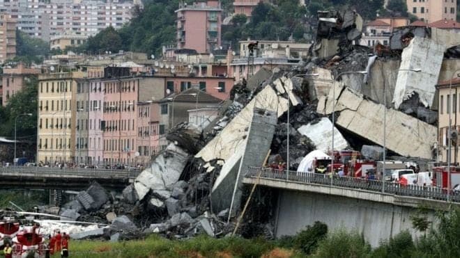 Suman 35 muertos tras caída de puente vehicular en Italia
