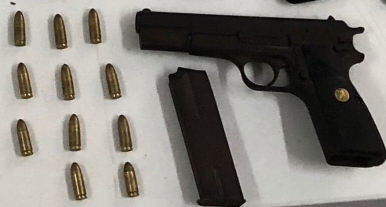 Detienen a tres personas con 87 dosis de droga y un arma