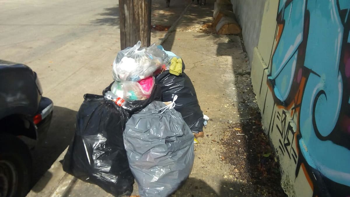 Toneladas de basura "adornan" Cancún