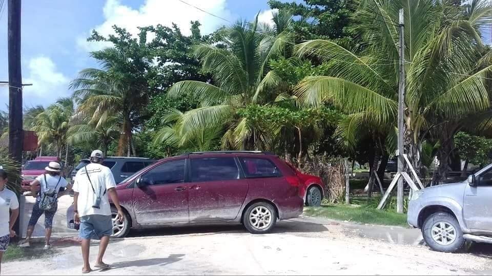 Bloquean vecinos salida de Punta Allen