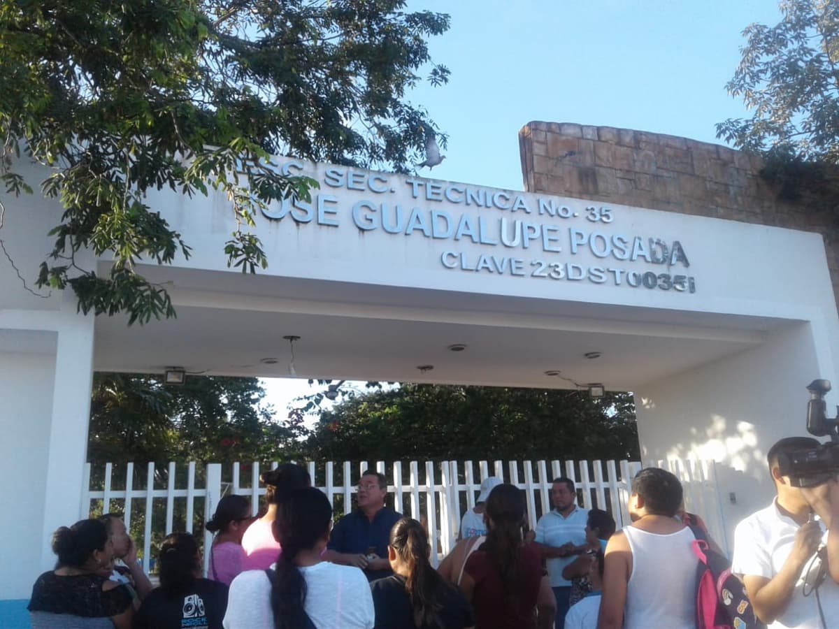 Bloquean padres ingreso de maestro a escuela; lo acusan de acoso sexual